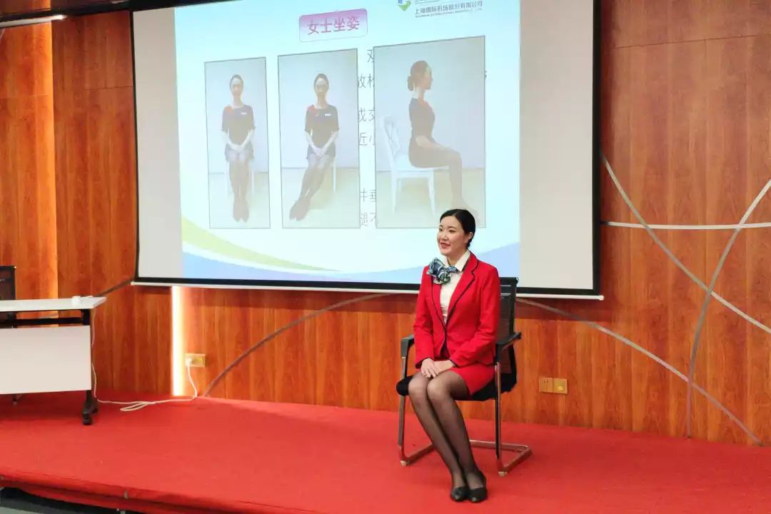 全國(guó)五一巾幗標(biāo)兵“白雪”翩翩而至——磁浮公司開(kāi)展“燦爛微笑，標(biāo)準(zhǔn)儀態(tài)”服務(wù)禮儀培訓(xùn)